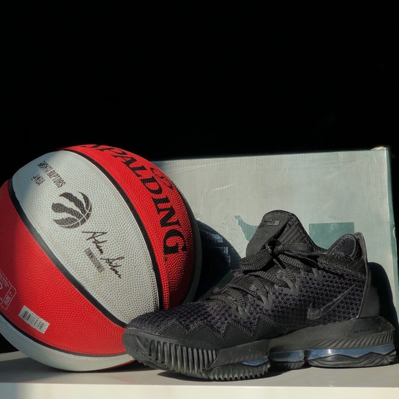 Men’s Nike Lebron 16 low Triple black - Picture 2 of 4